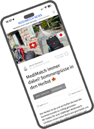 Ein für die MediMatch-App geeignetes Smartphone mit einem schlanken, rechteckigen Design und schwarzem Rahmen, dass eine Vorschau der MediMatch-App zeigt.